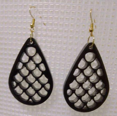 volcanic ash earrings in the shape of a teardrop inlaid with a fish scale pattern 